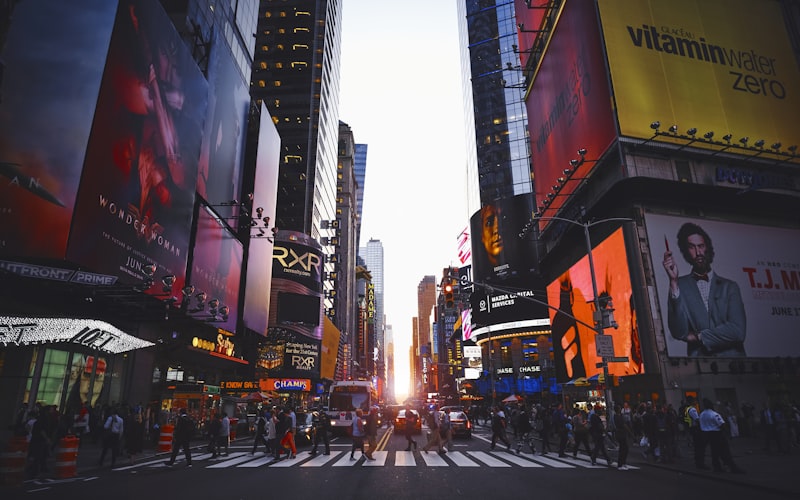 美国纽约市天际线及大都会体育场外观日景