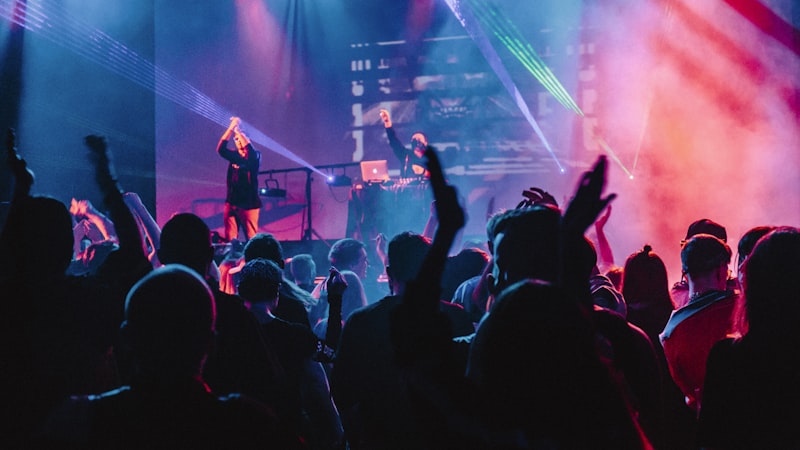 体育酒吧内众多球迷聚集观看世界杯大屏幕的热闹场景