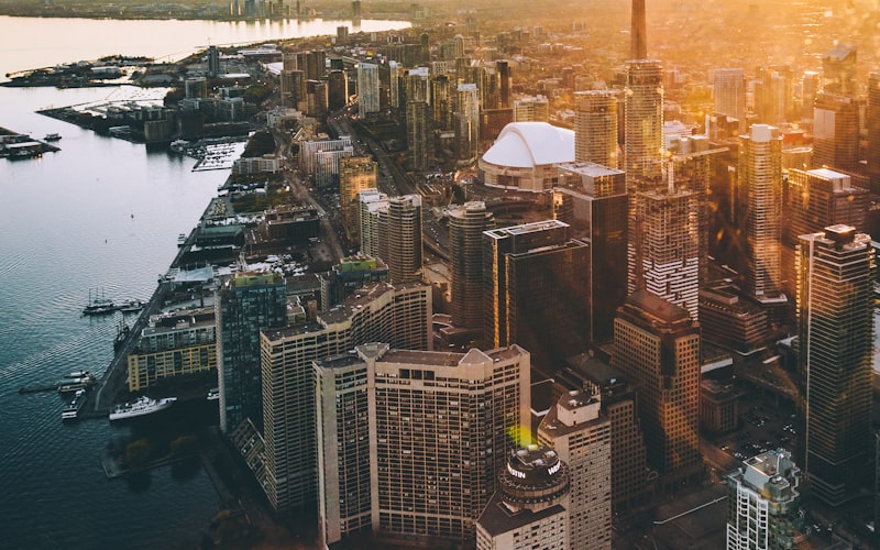 加拿大多伦多CN塔与现代体育场馆群夜景